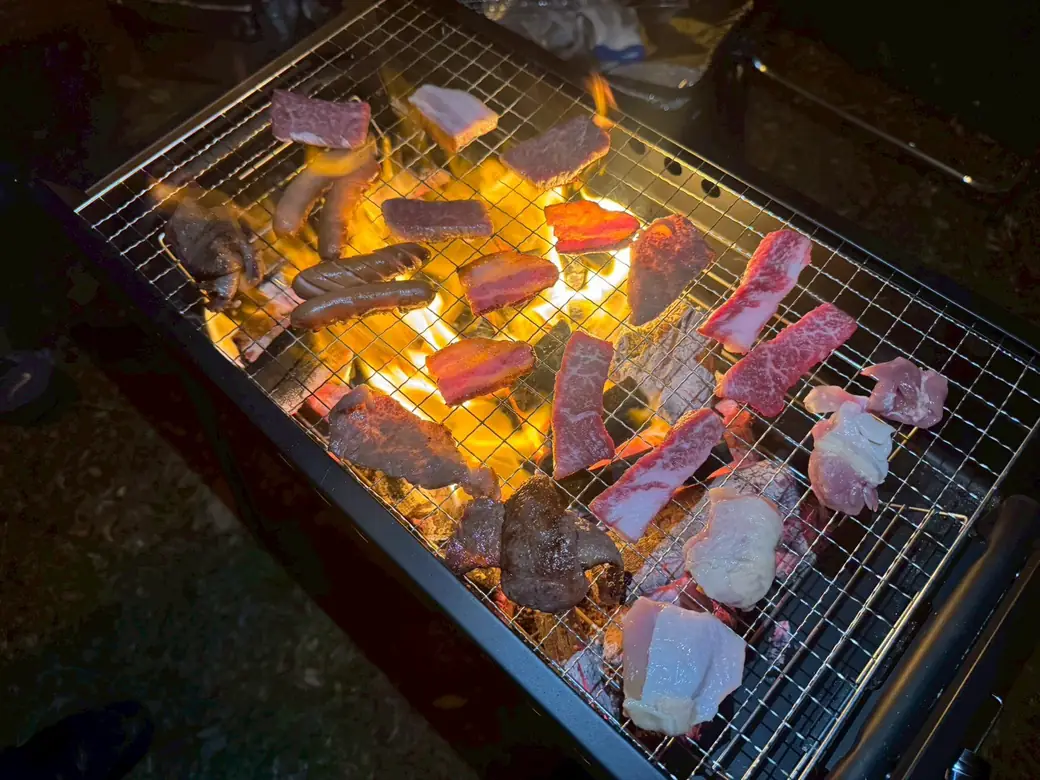 出張バーベキューで肉を焼く様子