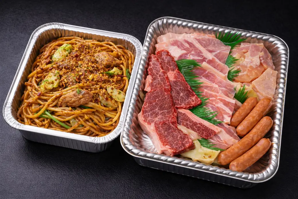 出張バーベキューで肉を焼く様子