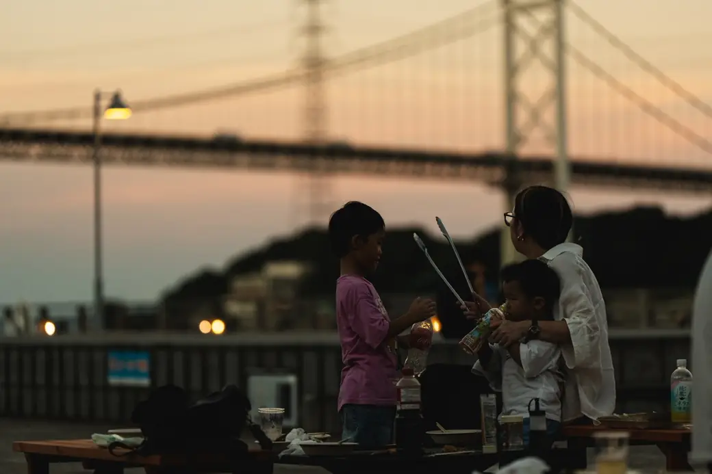 唐戸浜焼きBBQ会場で炭火を囲む様子