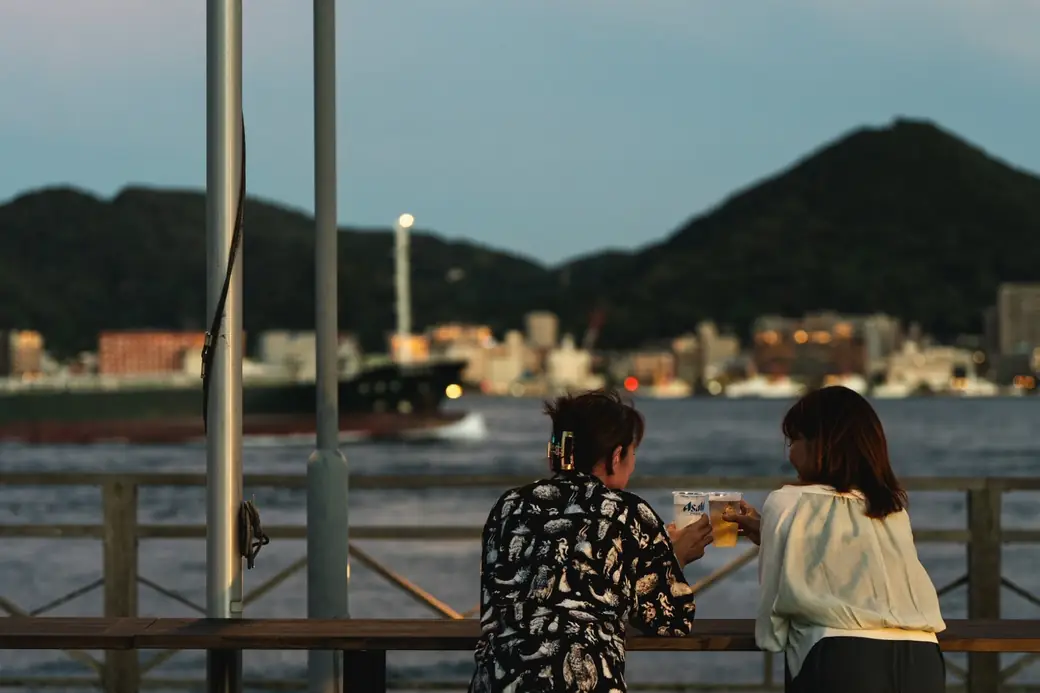 唐戸浜焼きBBQ会場で炭火を囲む様子
