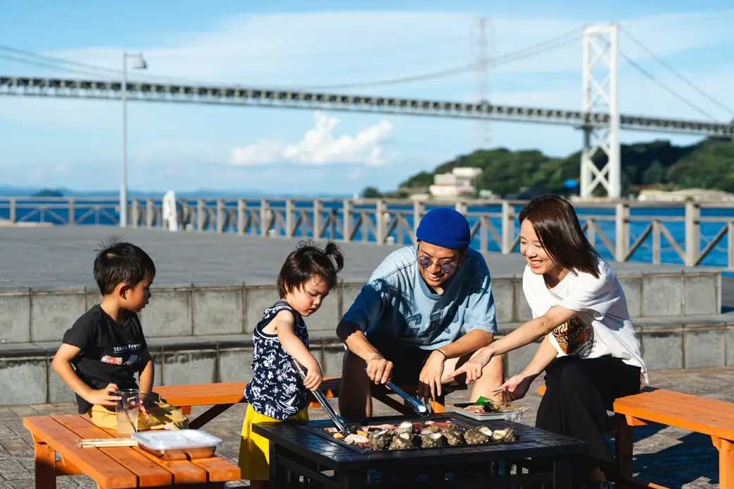唐戸浜焼きBBQ会場で炭火を囲む様子