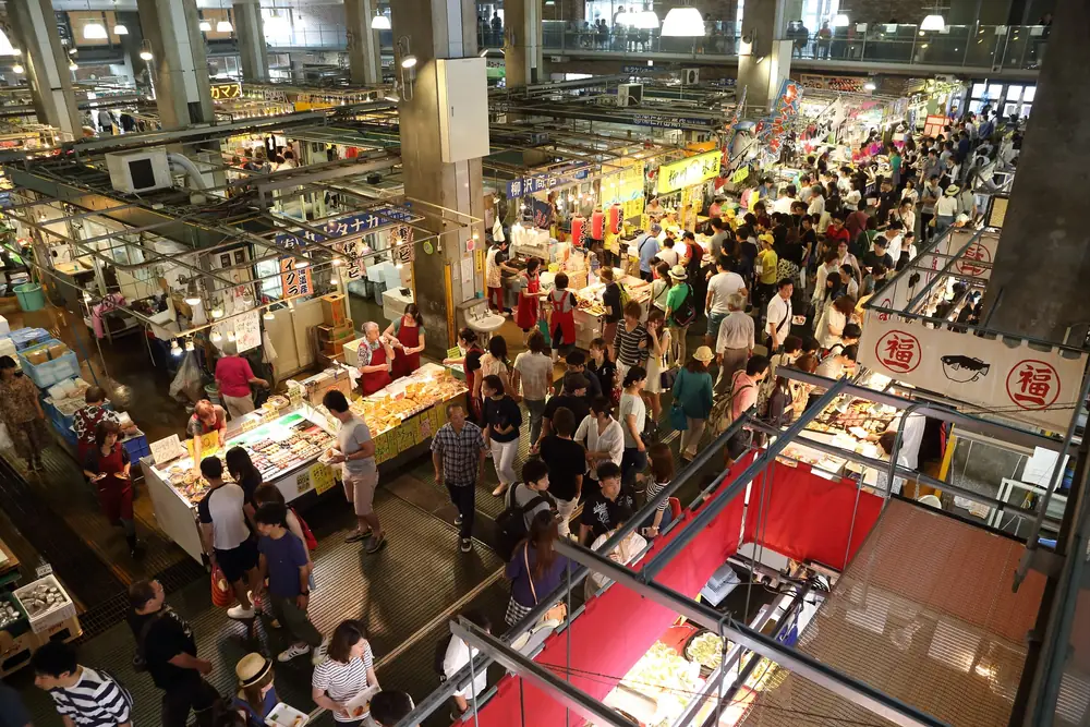 唐戸市場の売り場。鮮魚や寿司の店が並び、買い物客でにぎわうフロア。